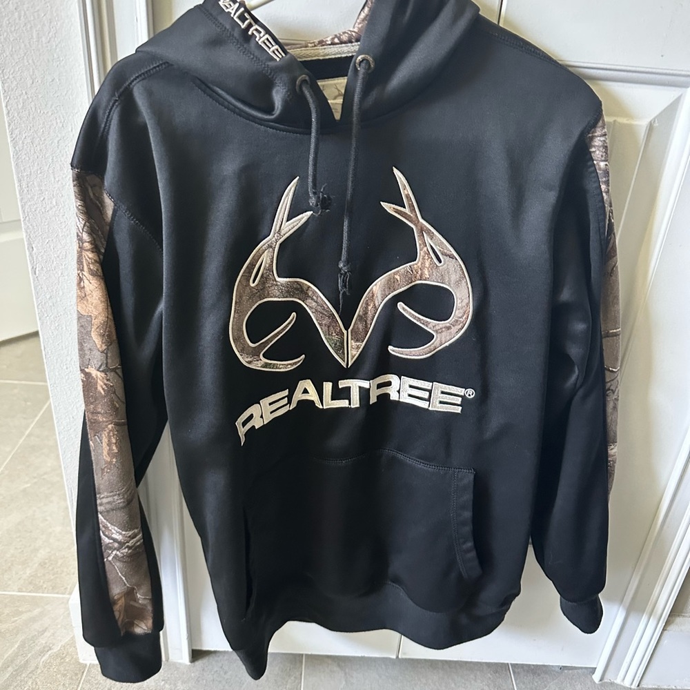 Real tree small black and cano sweatshirt used like new